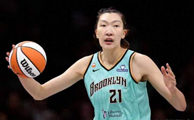 同是中国内线，韩旭改写WNBA历史，李月汝为何一分钟都没上？