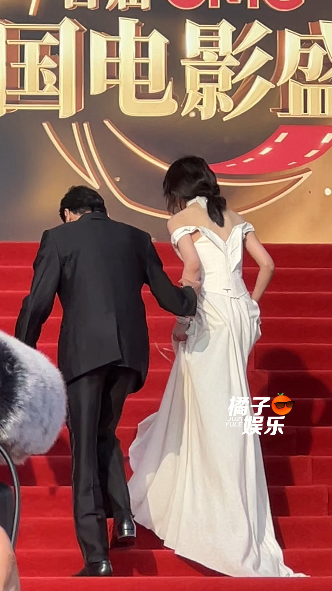 拍完合照梁家辉daddy扶子枫妹妹上台阶🥹梁家辉扶张子枫上台阶