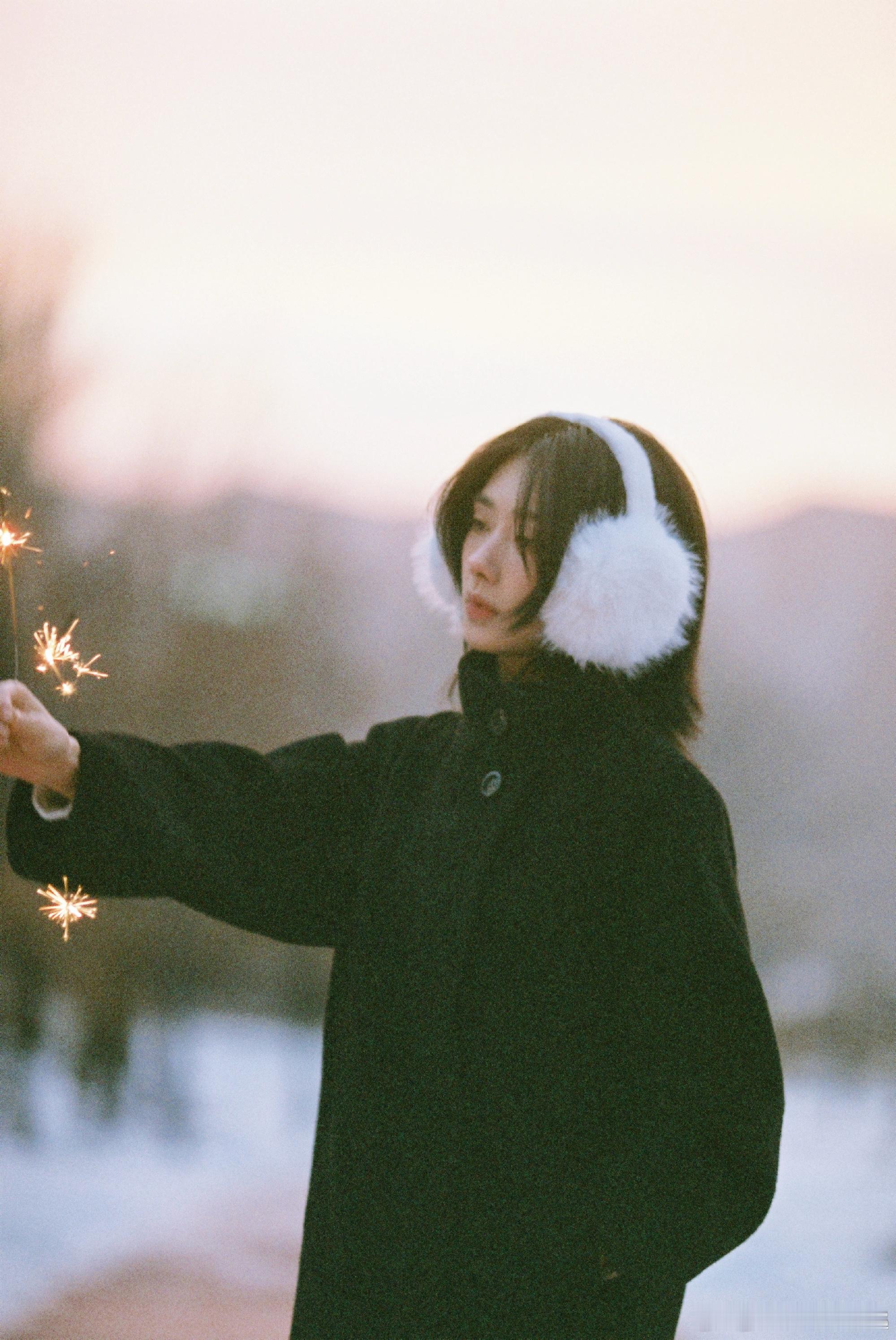 王影璐冬日电影感 好喜欢她身上那种不费力的美感，没有硬拗的姿势，没有刻意的表情，