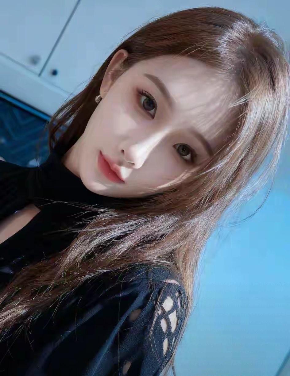 这位佳人仙姿玉色，堪称上帝吻过的容颜，美得让想入非非。为什么不参加选美或者选秀呢