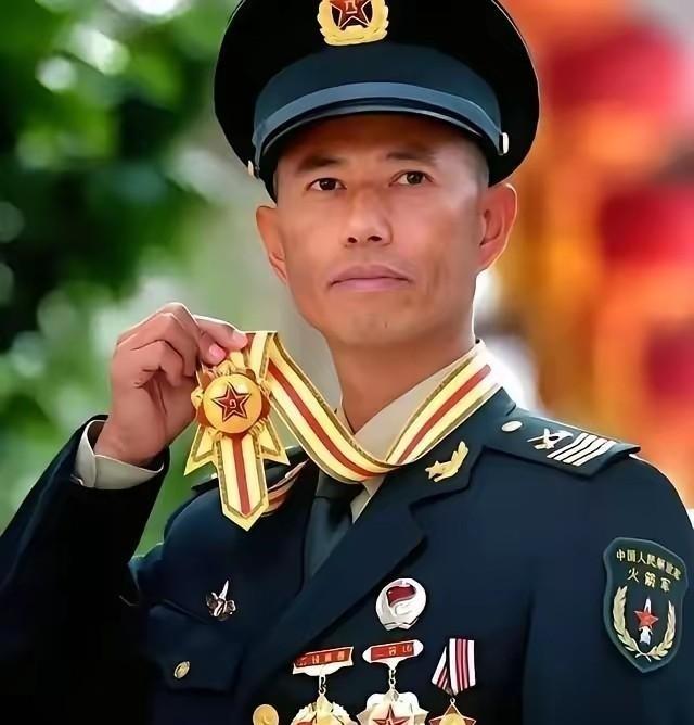 王忠心在火箭军干了34年，从普通新兵做到一级军士长
2020年5月，一位鬓角微白
