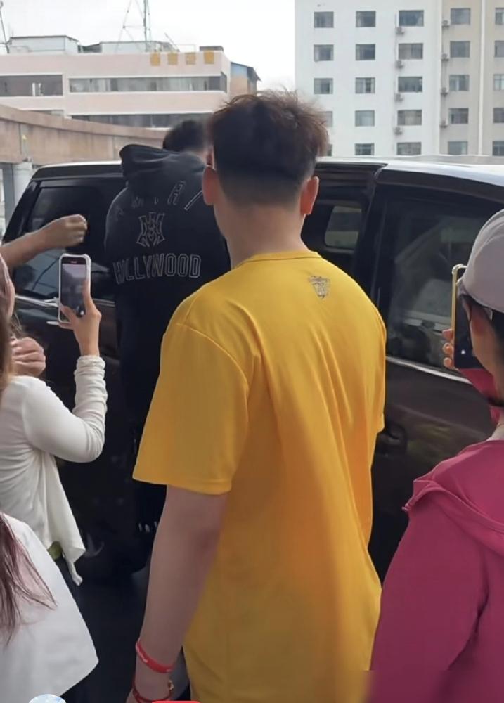这事儿看得我有点不是滋味。
杜锋抱着奎因往外送，跟送自家孩子似的。那画面，心里头