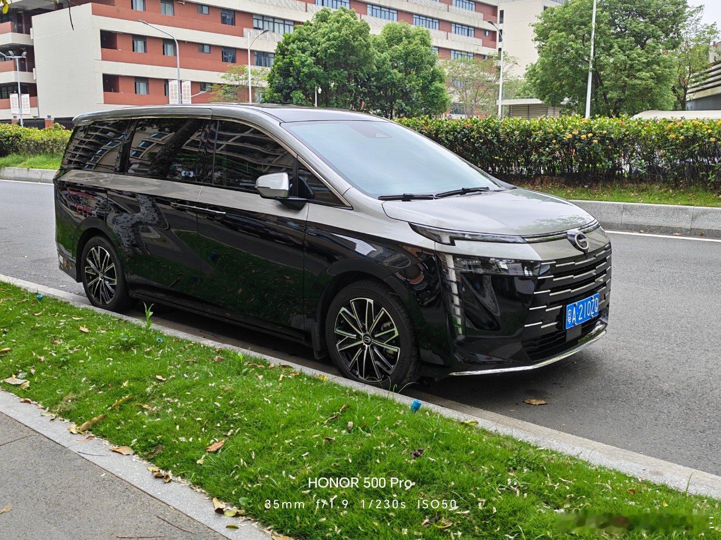 迈巴赫同款的双色车身看起来还是高大上的，在MPV大混战的年代，建议广汽传祺可以全