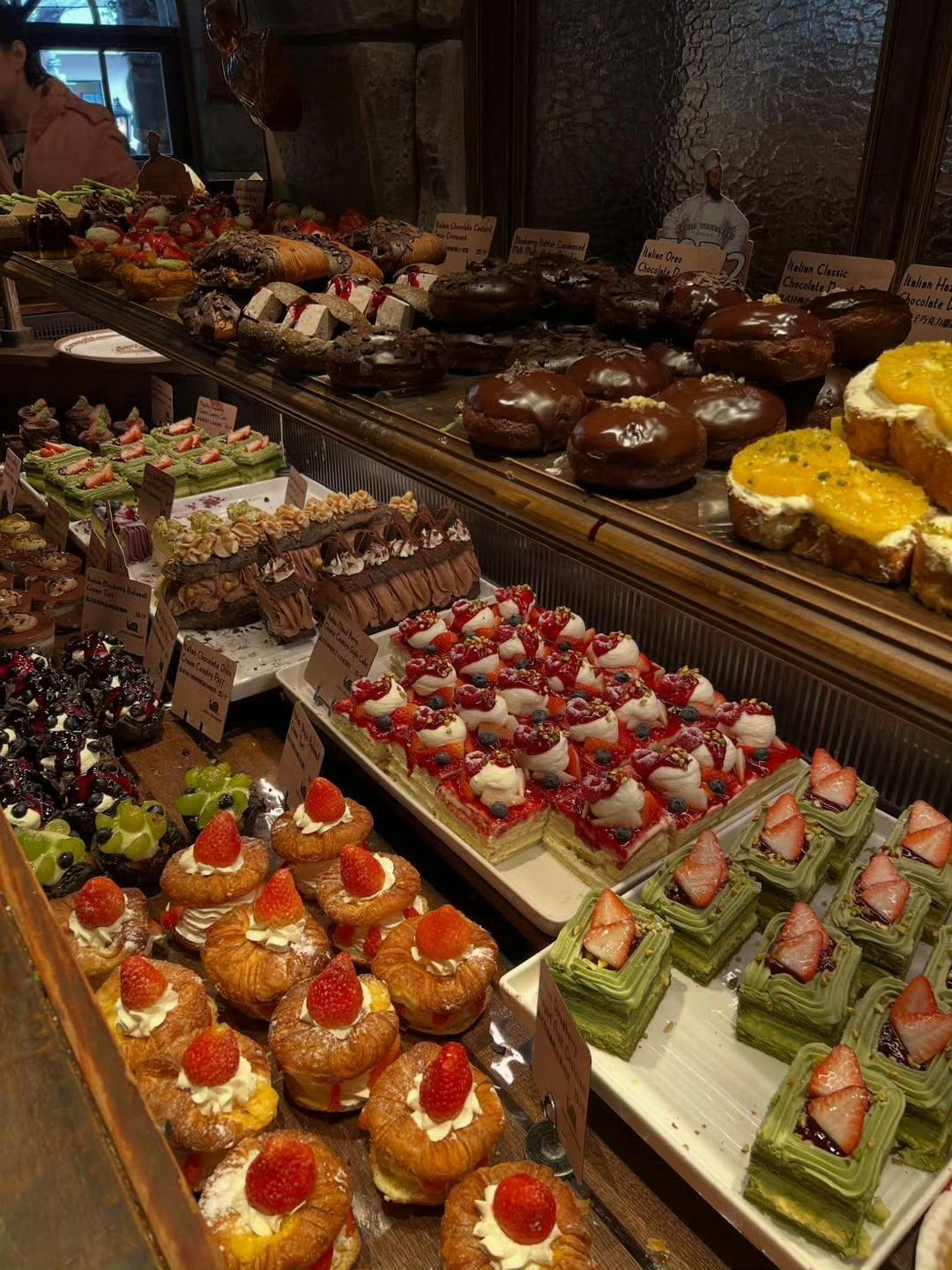 外国人被上海烘焙店震惊大晚上的看饿了 