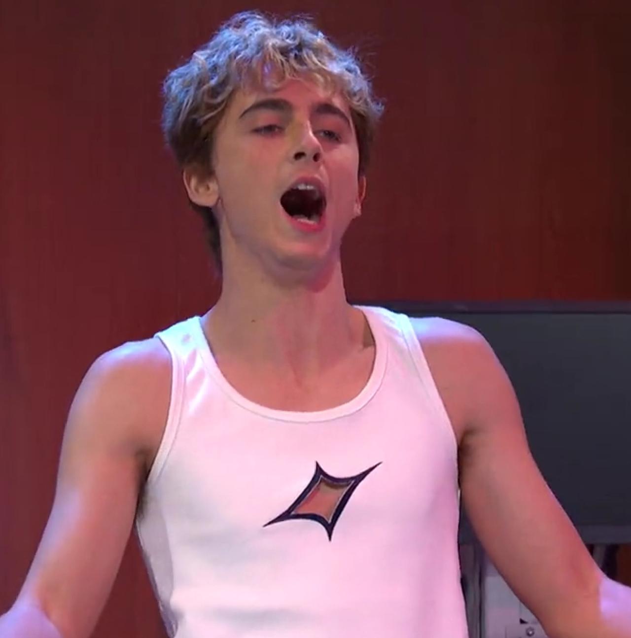 笑死，Troye Sivan 被《周六夜现场》恶搞了！
“搞笑哥哥”Timoth