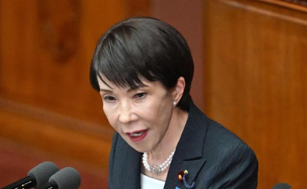 美国财政部长贝森特25日向日本发出强烈警告：“如果日本首相高市早苗继续走这条路（