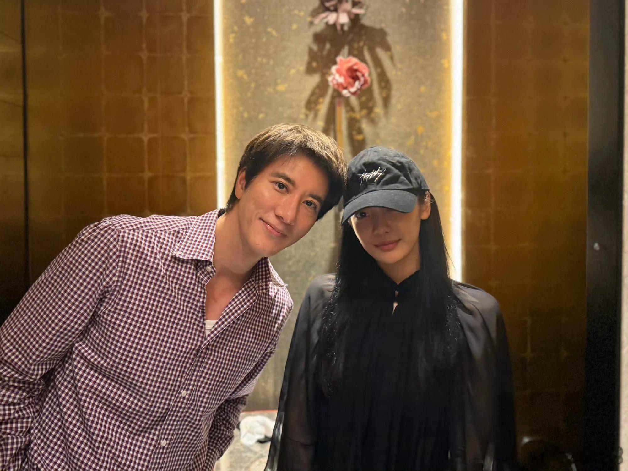 宁艺卓晒合照感谢王力宏堪称乐坛偶像与粉丝的双向奔赴名场面👍台北大巨蛋开唱前夜，