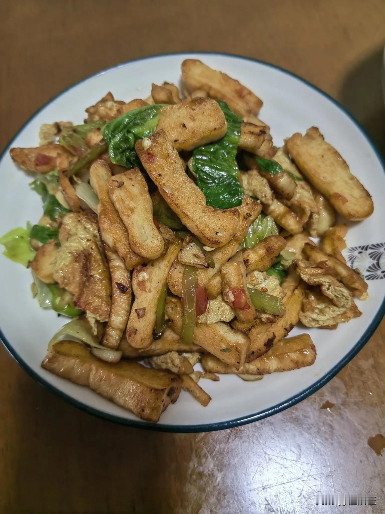 我为女儿准备的爱心早餐。
鸡蛋炒饼+健康香浓自磨豆浆。