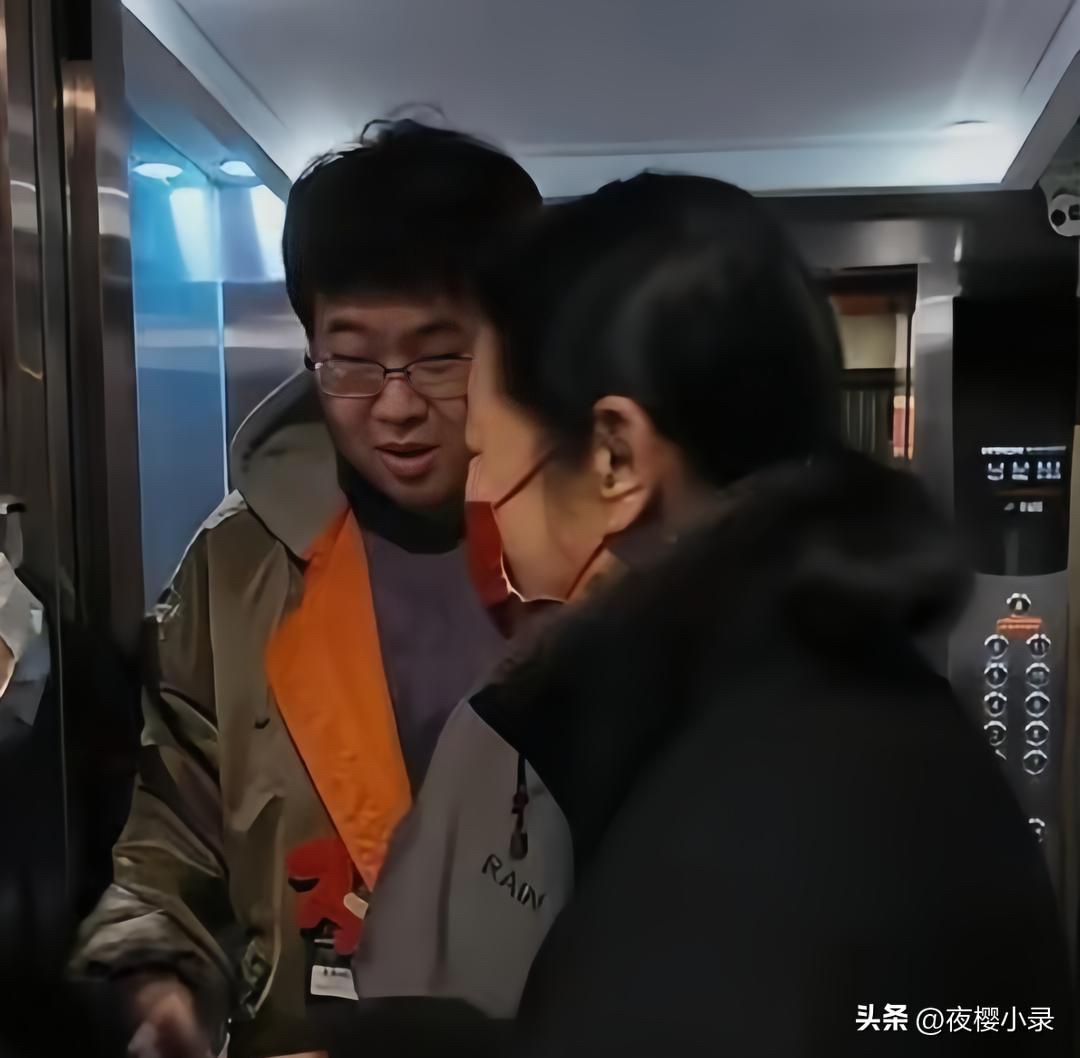 倪萍带27岁儿子虎子到北京探望好友蔡磊，虎子时隔多年再次露面，他戴着眼镜，看起来