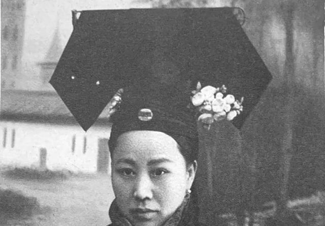 1915年，9岁的溥仪和乳母王焦氏正在床上躺着，总管太监张谦和没打招呼一头闯进屋
