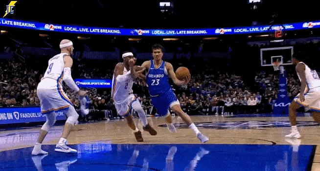 NBA赛场上那些看一次笑一次的离谱操作[捂脸]：

1、鞋防！卡鲁索用鞋封盖掉达