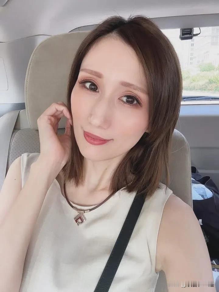 很多人说JULIA京香老师状态大不如前，面容消瘦得厉害。其实早期2009年刚出道