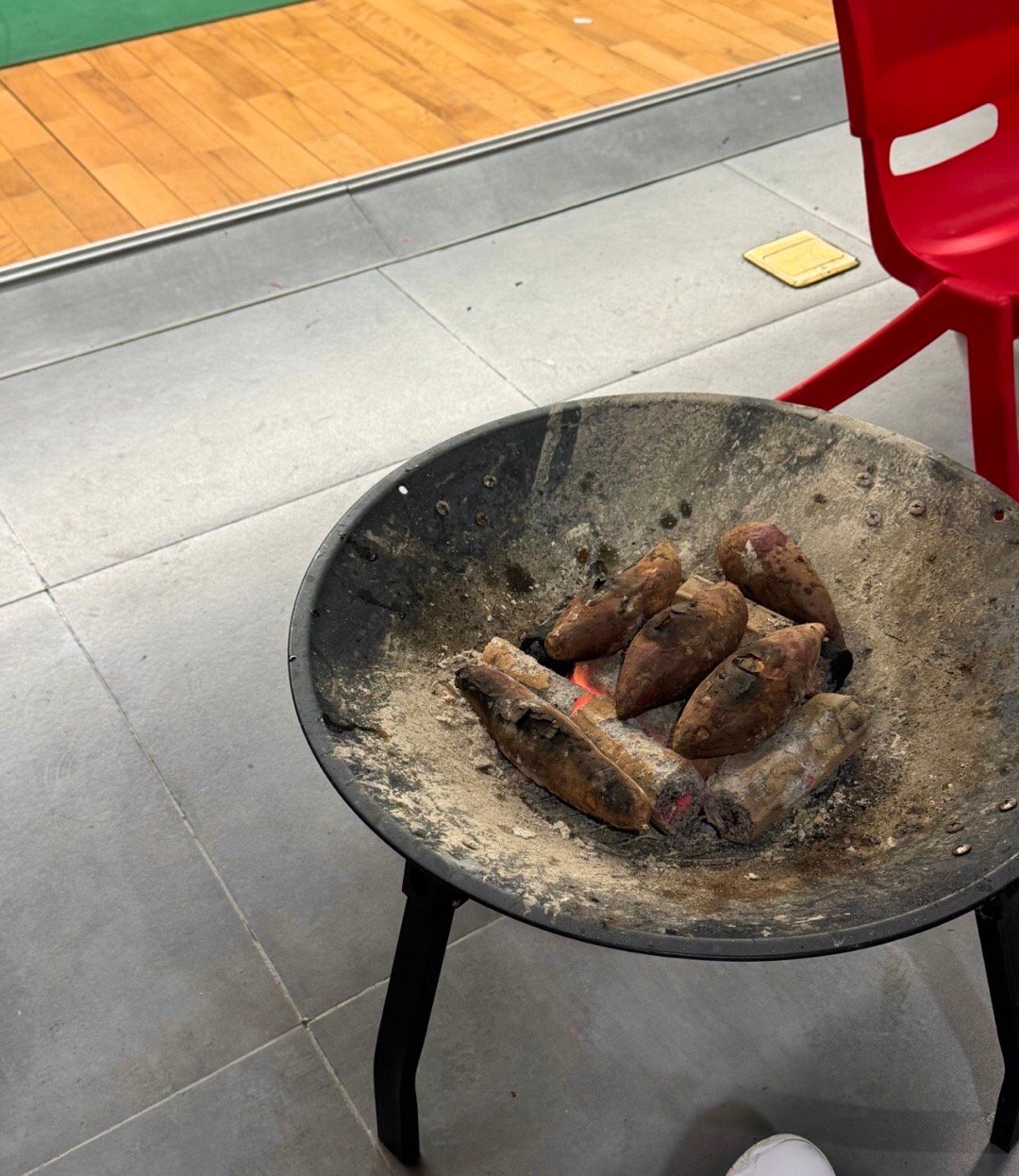 在打一种很暖胃的球没想到在冰冷的球场也能吃上暖呼呼的红薯热乎的食物加上严防死守的