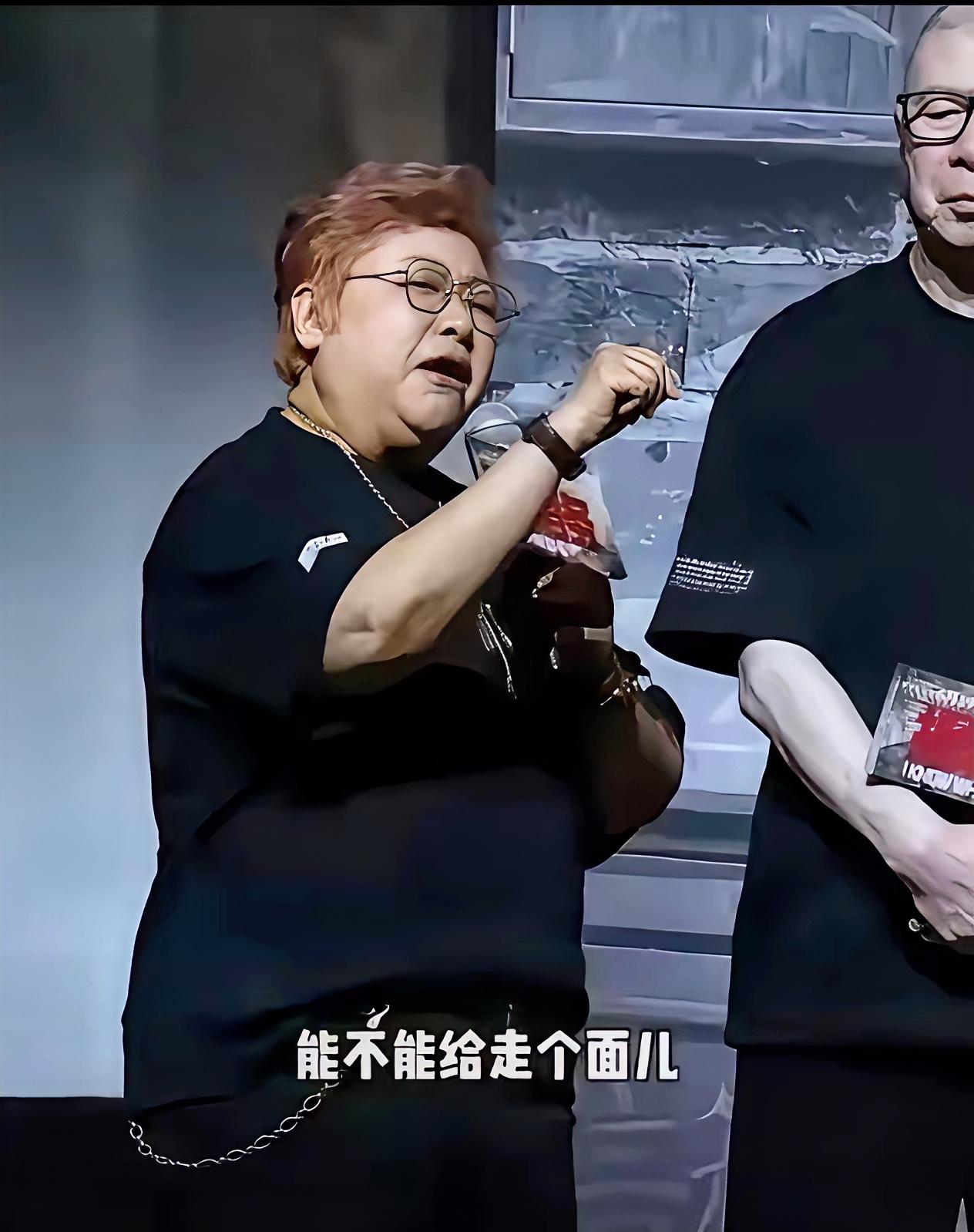 韩红为冯小刚新片《抓特务》站台“走过面”。在首映礼上，韩红蹲C位卖力吆喝，还喊出