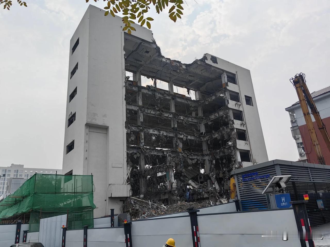 石家庄中华大街市庄路口因地铁五号线建设场景震撼。石家庄 

 最近路过石家庄中华