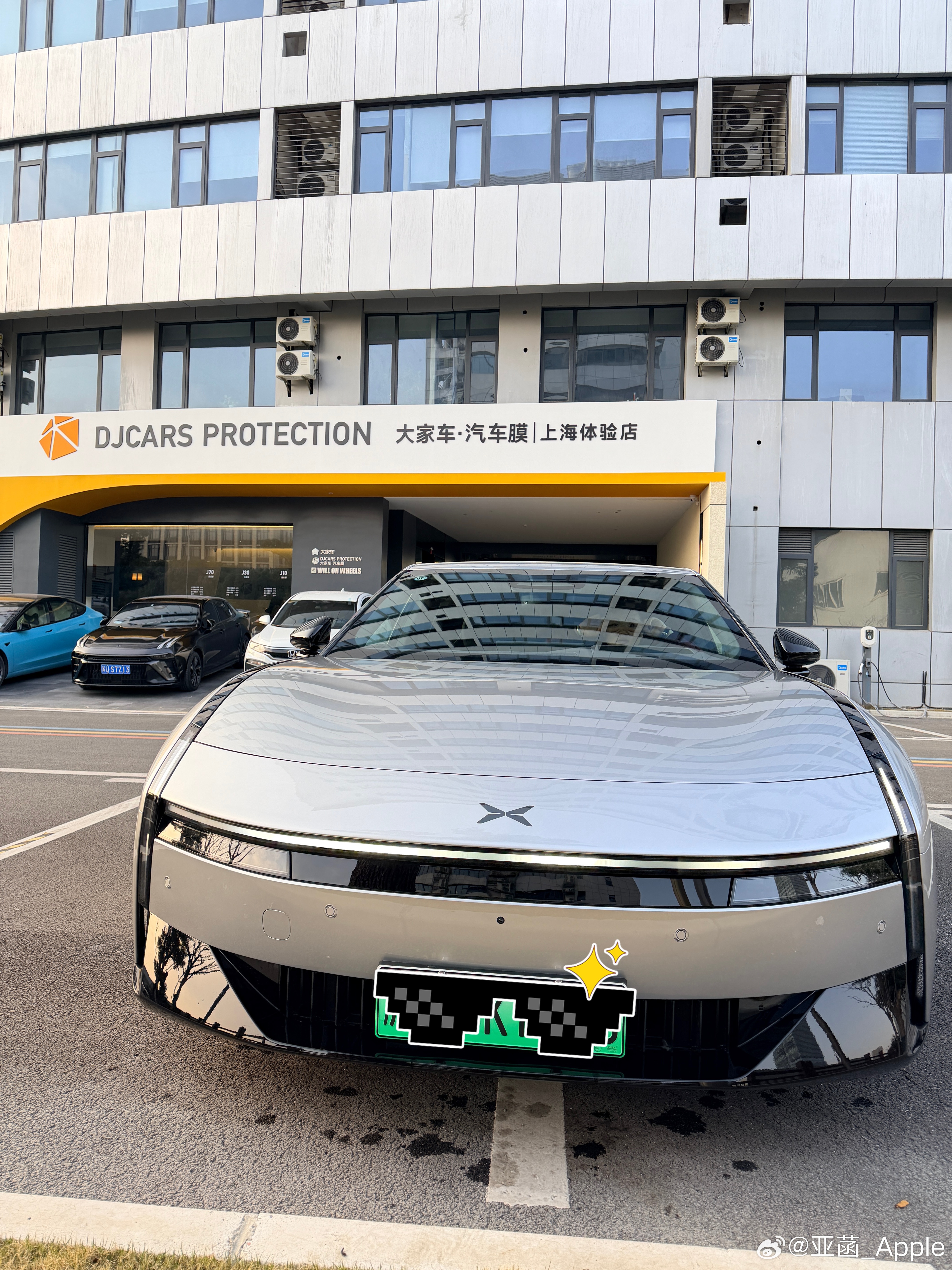 由于有一段时间没开我的P7了 结果回家看到车 天都塌了上面都是鸟💩和果实 还有