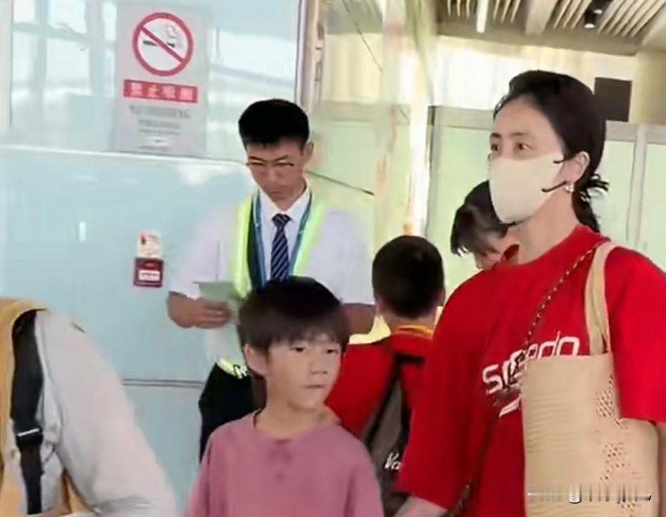 黄磊的小儿子长大了


黄磊的小儿子长得很像黄磊，现在还是调皮阶段[大笑]，看起