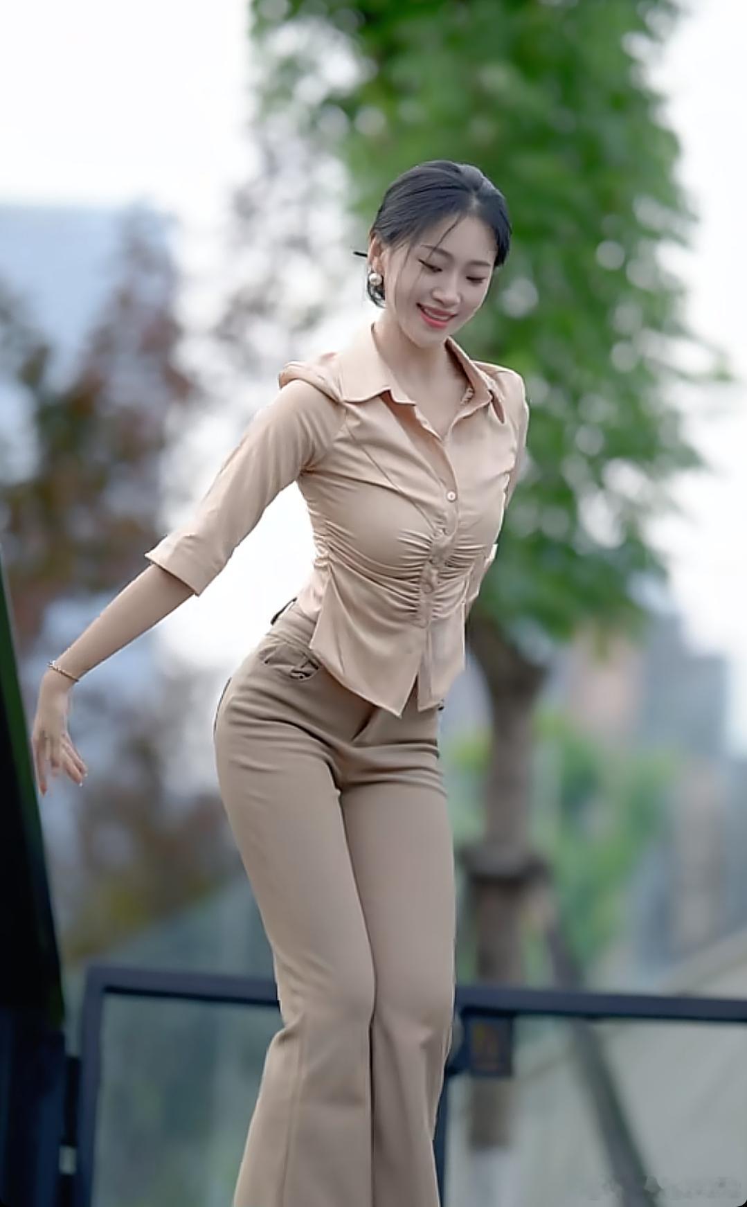 洋洋高锐·玉蝴蝶～吗◎八月好美美的……万物飘香◎瞧，一只玉蝴蝶……正在翩翩飞向…