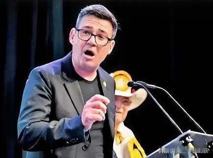 堂堂英首相，遭骗子拿捏
 
我看到一桩格外有戏剧性的外交闹剧。
 
伯纳姆

上