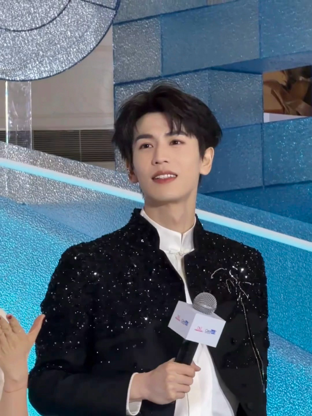 又被这个张凌赫的帅无差别攻击 