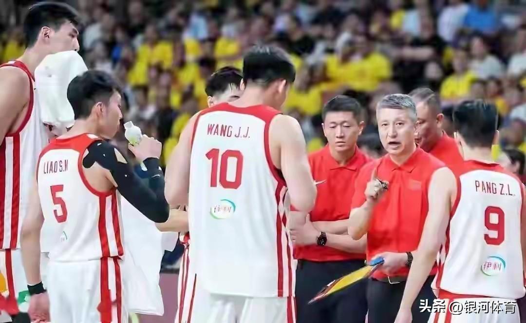 男篮步国足后尘，最后一片遮羞布也被撤掉了，中国男子大球项目该怎么办，这个问题几乎