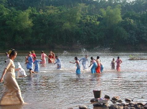 1970年，17岁知青马明辉在河边，不小心看见个陌生姑娘洗澡。他赶紧道歉。姑娘却