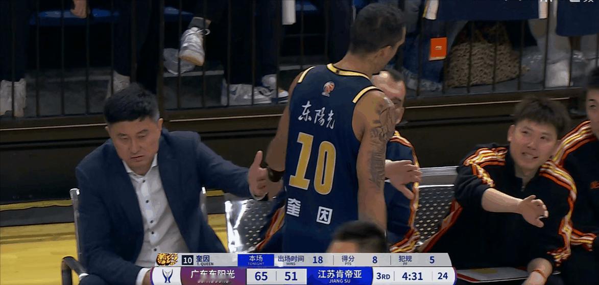 第三节，奎因5犯被罚下场，广东与江苏目前场上全是全华班。 cba俱乐部杯
