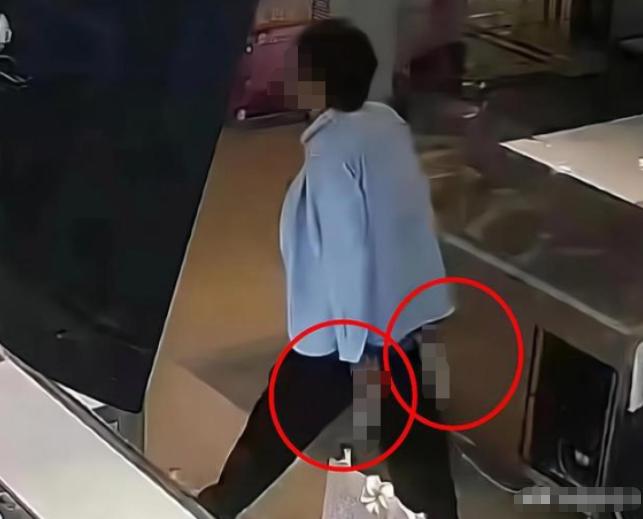 浙江金华，一男子喝了酒醉醺醺的进入一家超市，看到老板娘在前台收银，男子就在老板娘