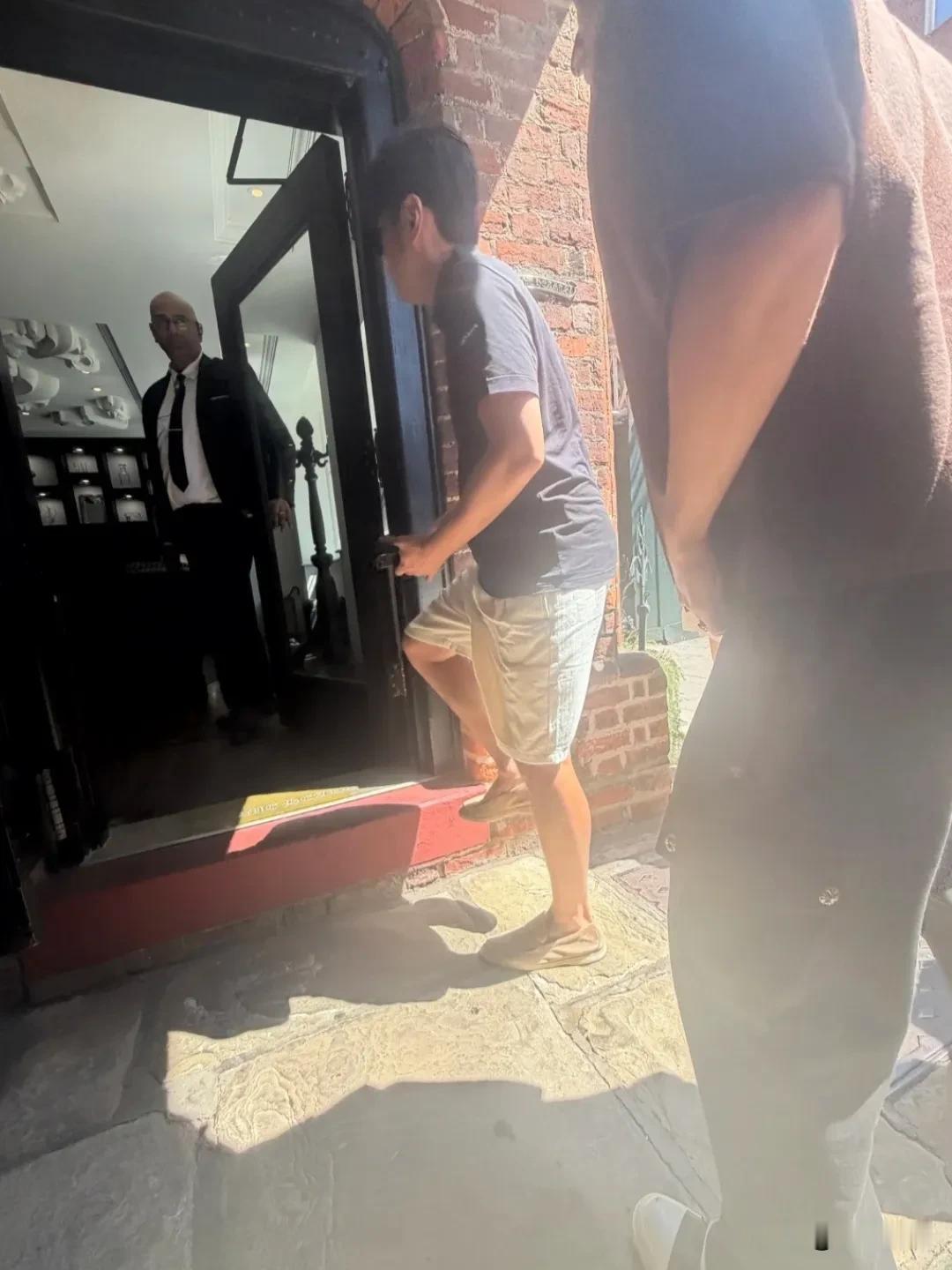 周杰伦和老婆昆凌，现身伦敦一间克罗心专卖店，店家负责人亲自到到门口迎接，排面好大