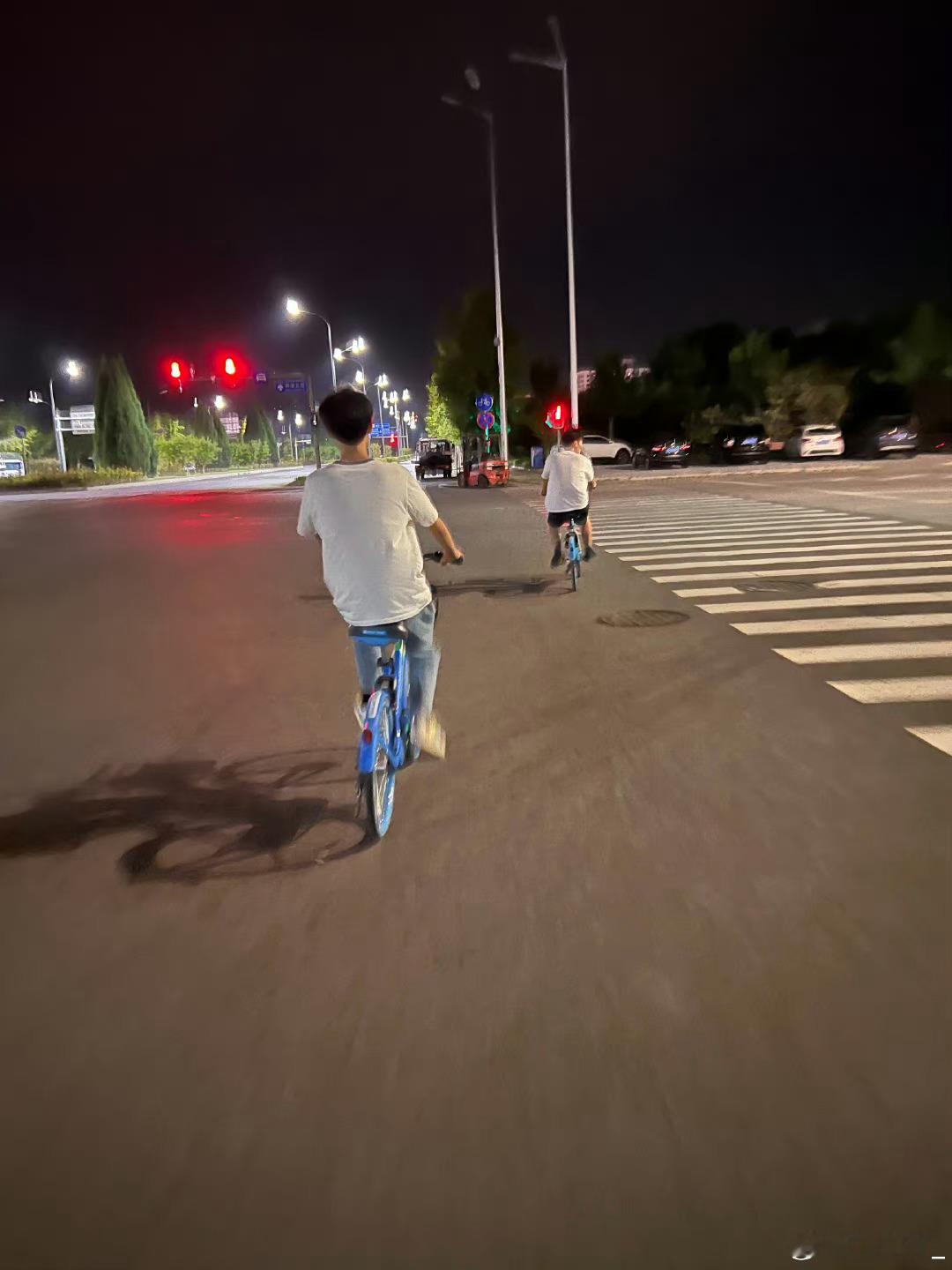 小碧们的松弛感！BLG的选手们真的很爱骑共享单车！#英雄联盟s14##2024全