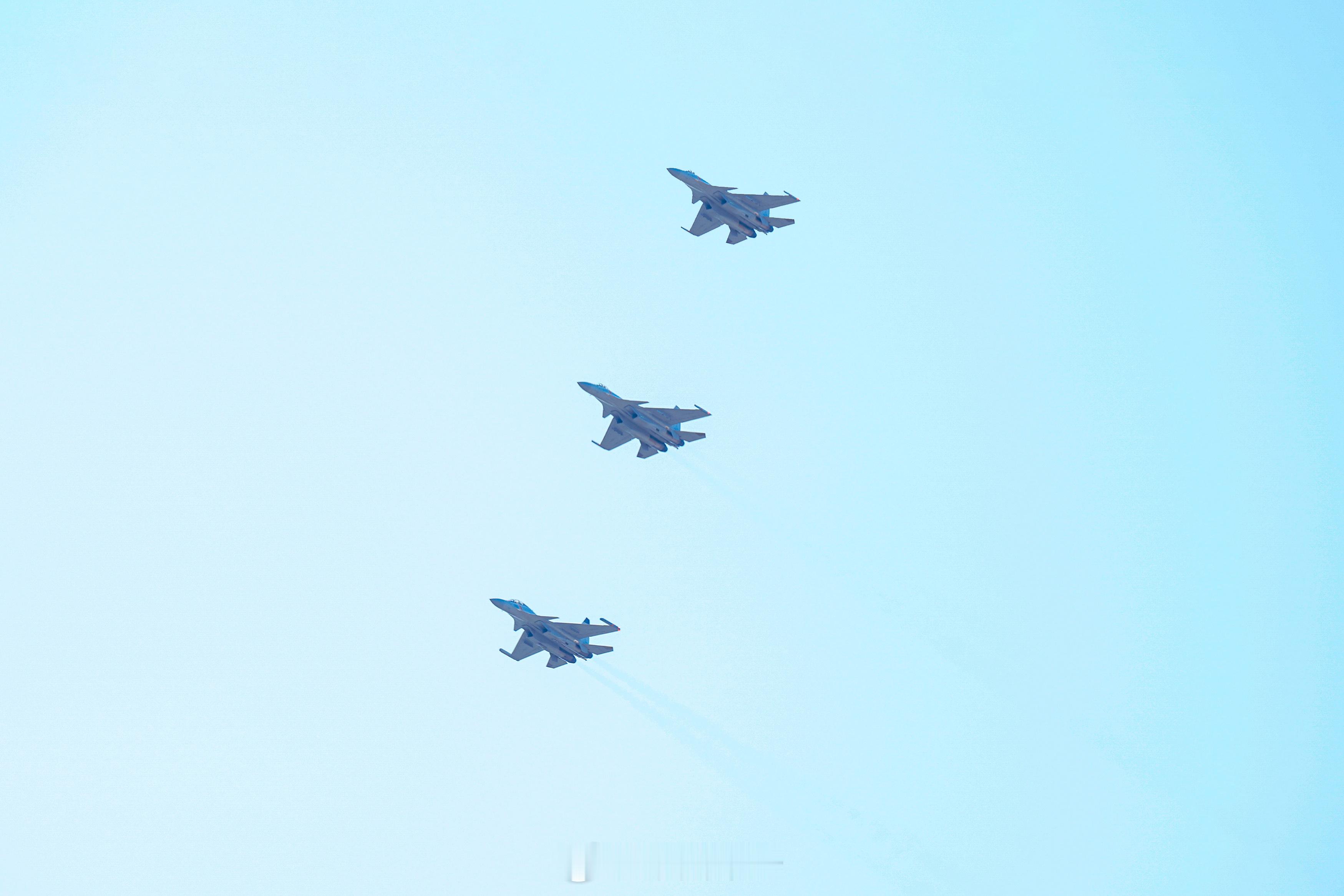 【“飞鲨”巡天！咱家的战机帅出新高度】近日，南部战区海军航空兵某部围绕编队飞行、