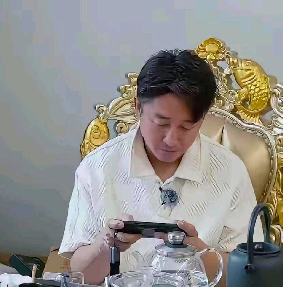 邹市明两亿家底全亏光了。
他本想靠利息安稳过日子，冉莹颖却硬推着他去创业。
拳馆