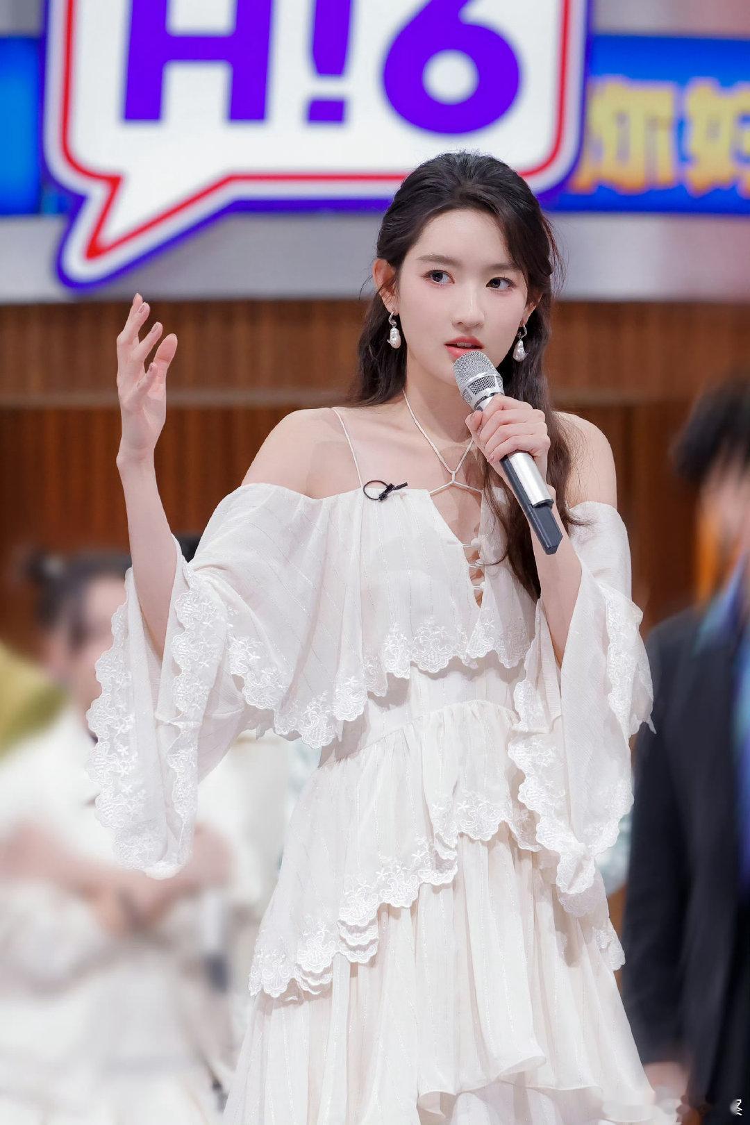 王安宇王玉雯随地大小演你好星期六仅仅一句未公开办公室情侣的设定，两人表情、语气立