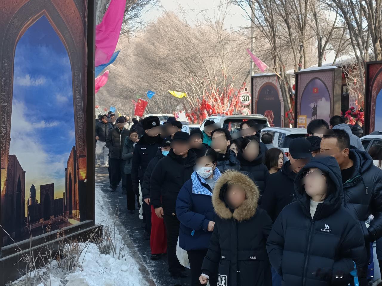 新年祈福，络绎不绝。鞭炮齐鸣，驱逐年兽。