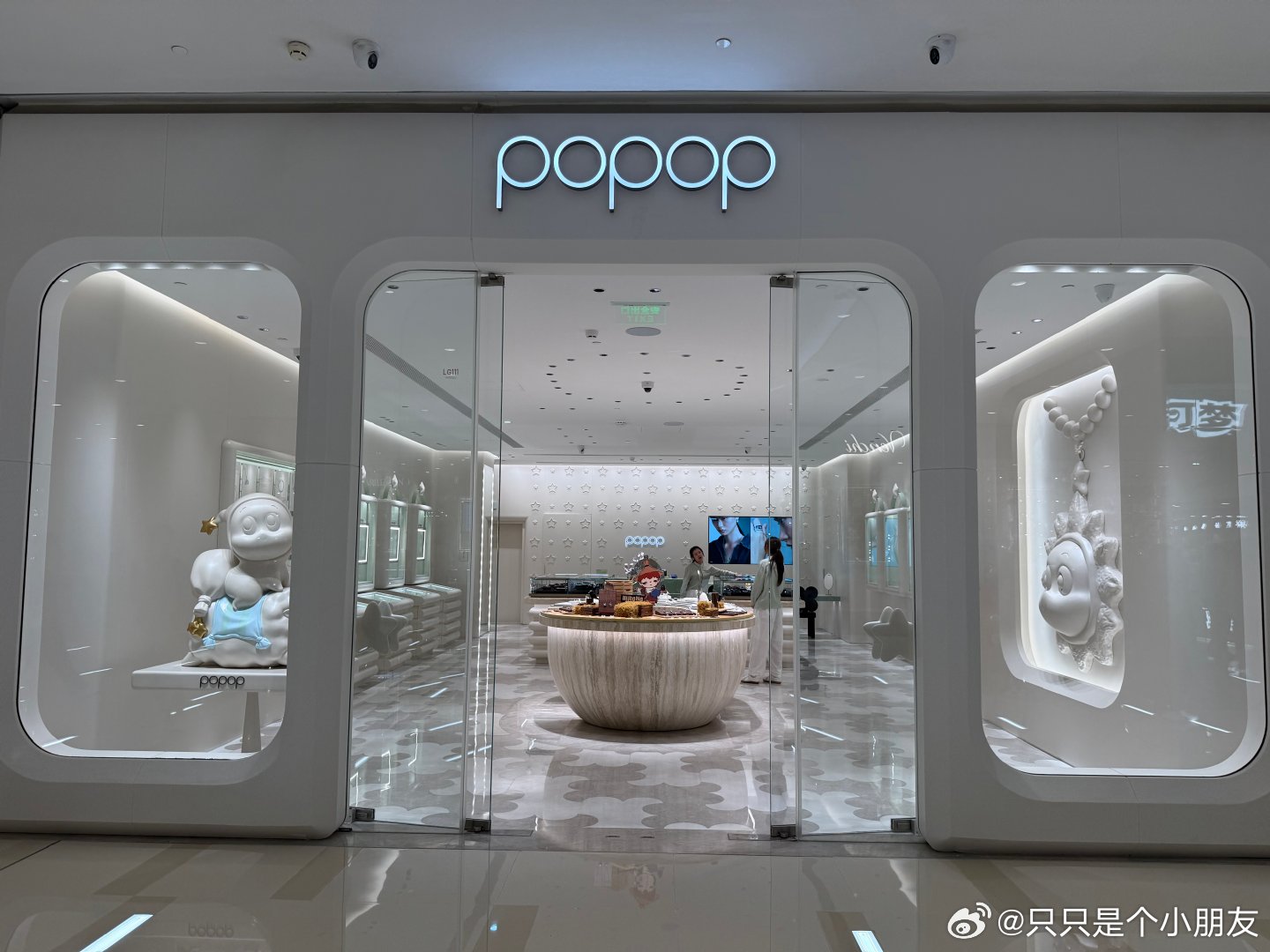 泡泡玛特的首饰专卖店，第一次看见，主打银饰款，所以价格会比较便宜，品鉴品鉴 ​​