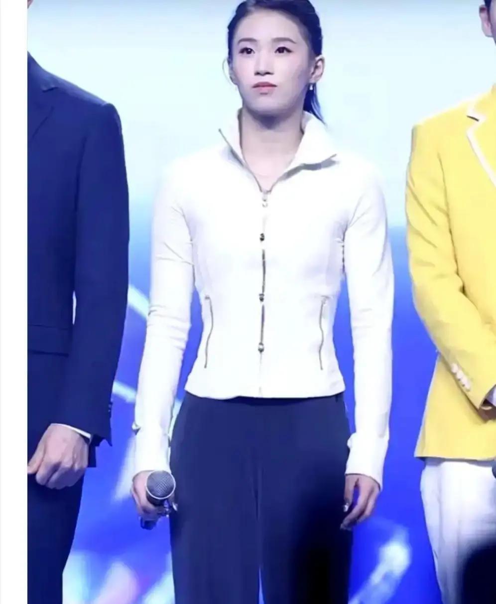 曹可凡想做人情，结果撞上了一堵墙。

2023年那场晚会后台的监控画面里，老曹举