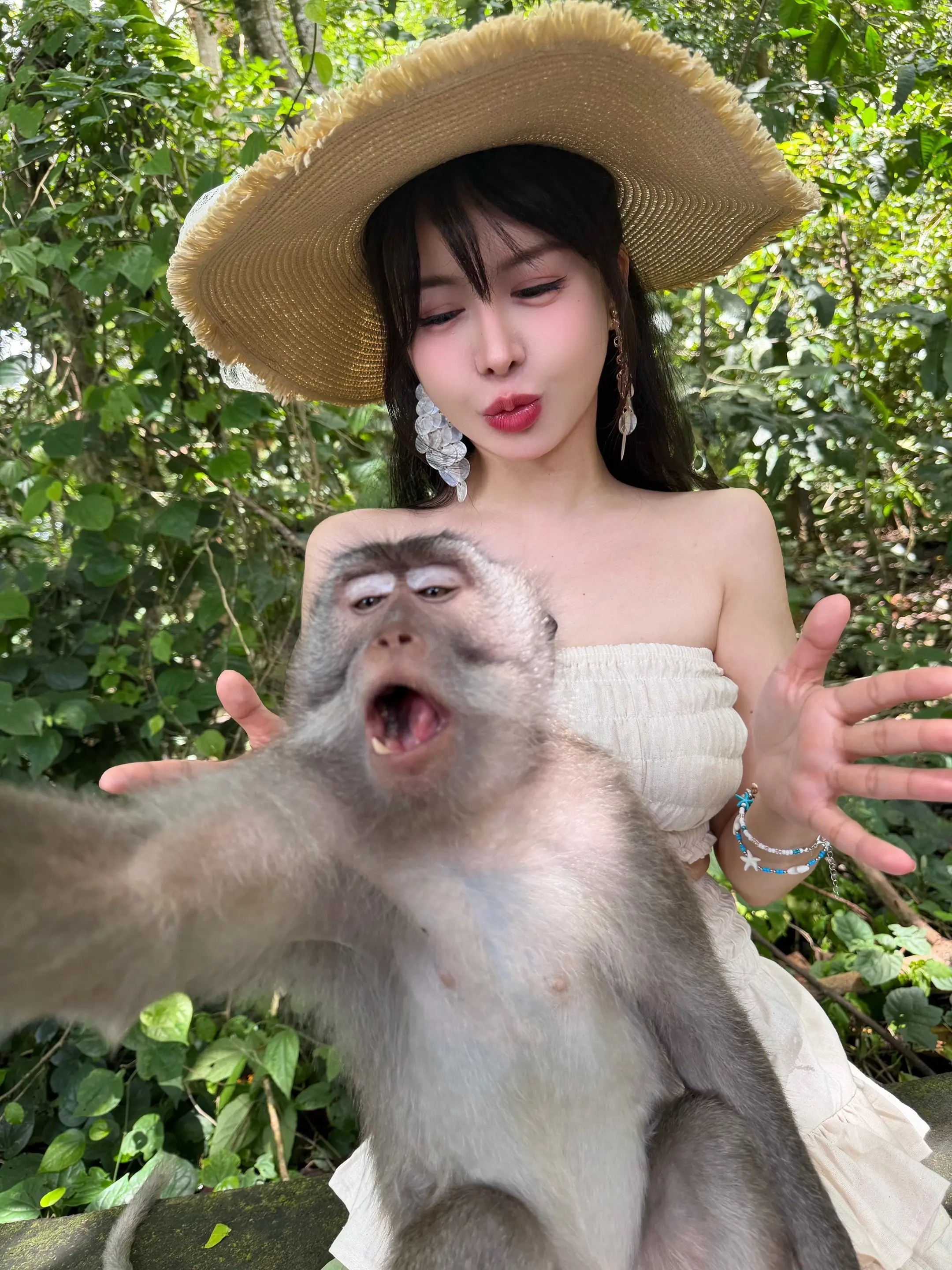 完蛋，手机被当地人抢了，并留下了合影   🎀