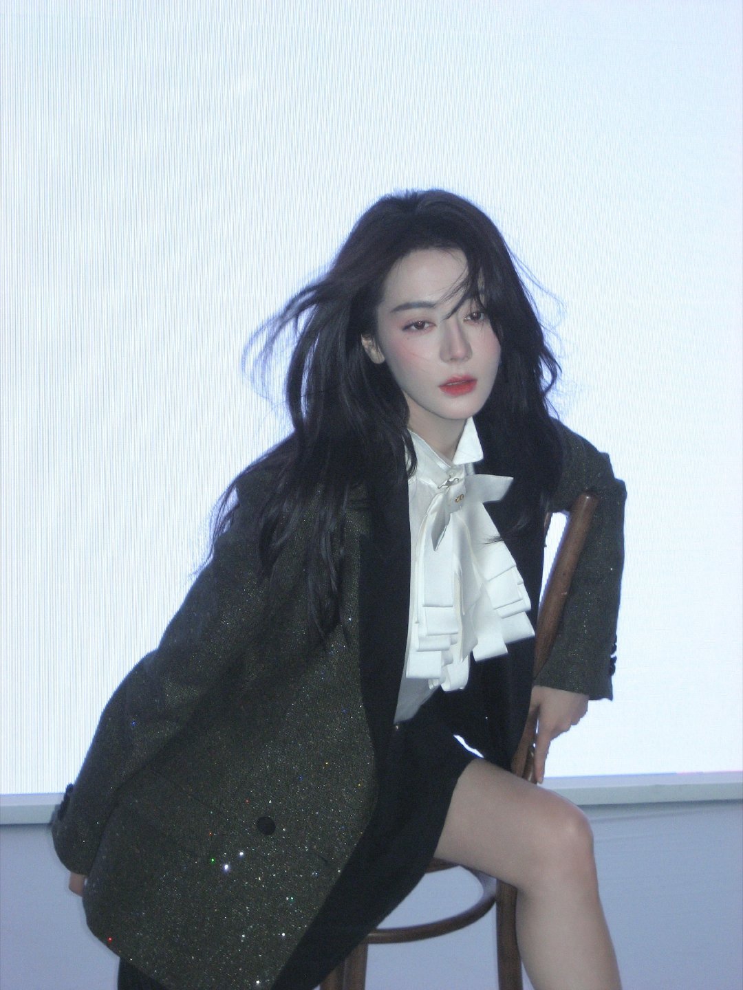 迪丽热巴镜头外的状态，藏着真实可感的温度。带病工作时的坚持，是对职业的敬畏；收工