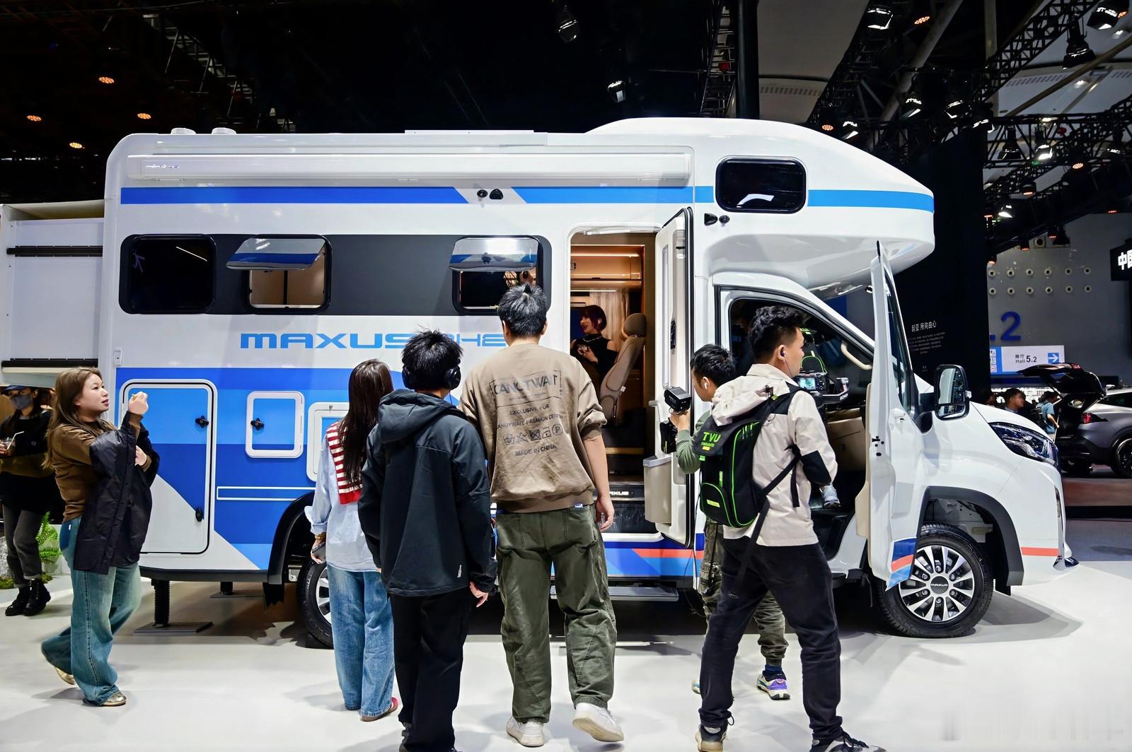 大通广州车展发布全新标识“众辉标”，“众辉标”以环形象征品牌全球化的战略布局，下