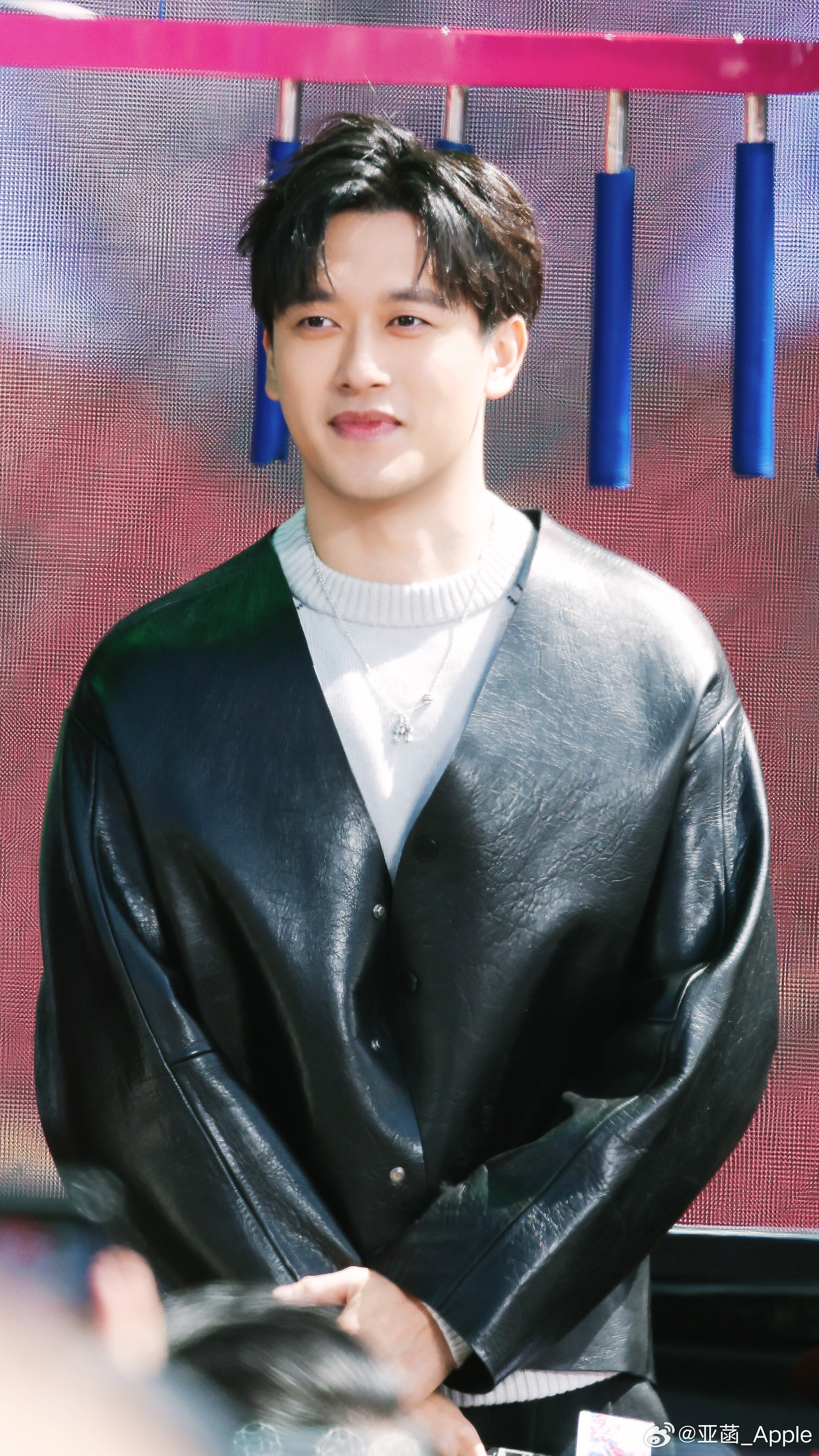 周冠宇 今天的冠宇依然帅气十足✨状态稳如泰山，笑容太治愈了！期待在本周F1比赛现