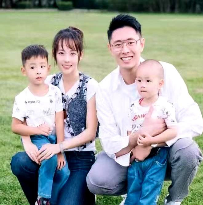 你敢信？张嘉倪求了8年的婚礼，邵晴躺平就拿到了。
当年张嘉倪生了俩儿子，连改口