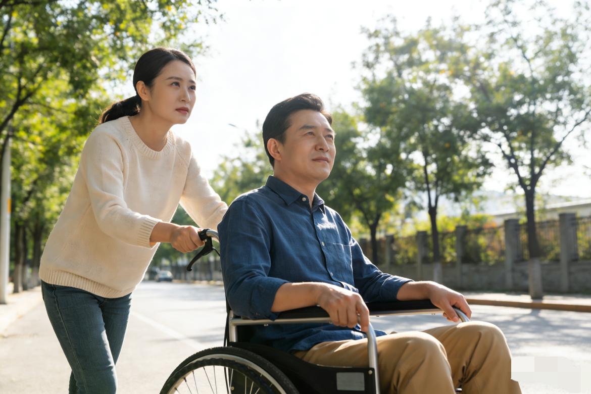 带残疾丈夫潜入邻居家，本就矛盾重重的两家人，却因这一举动酿成大祸！丈夫坠楼身亡女