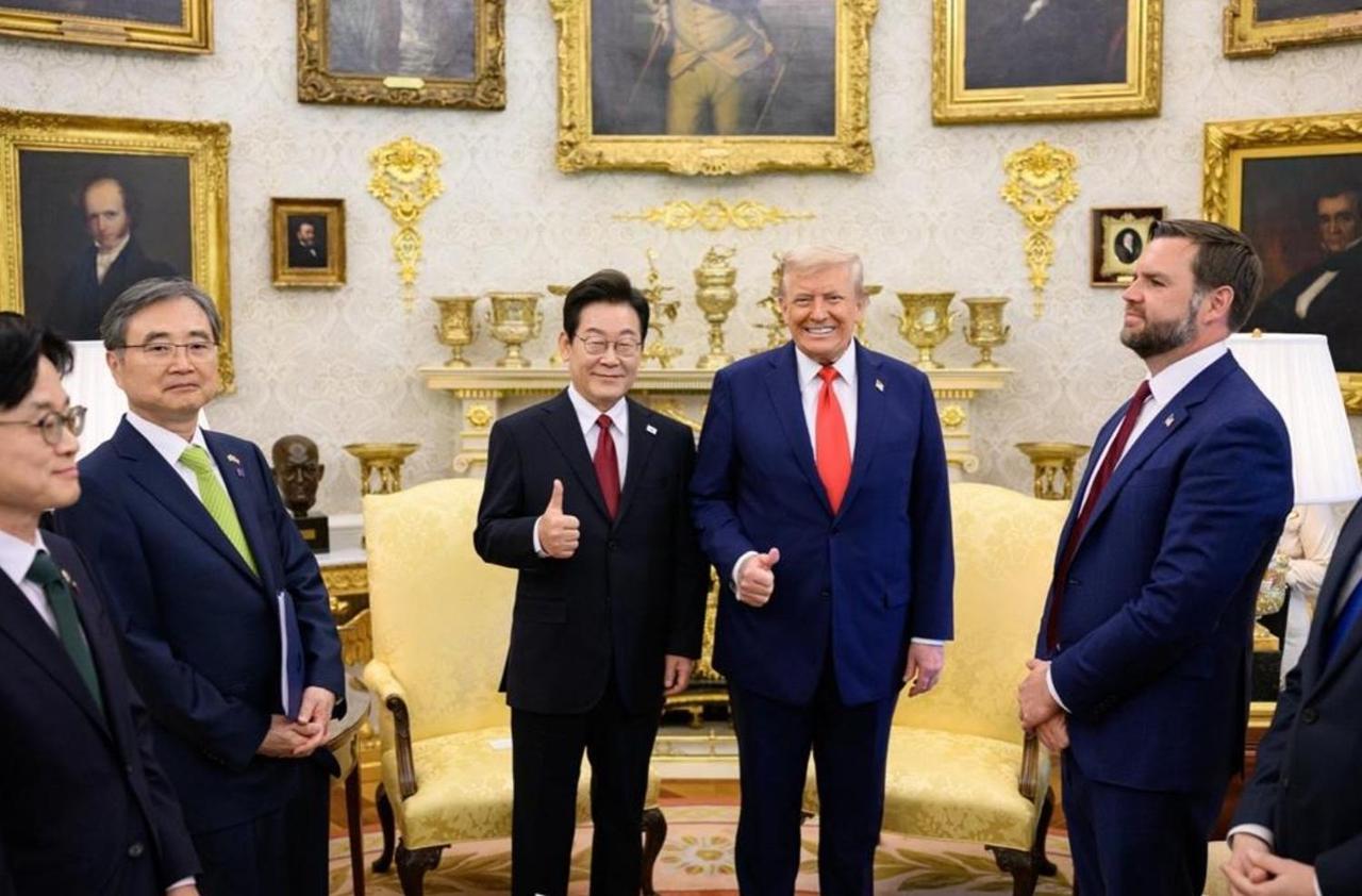 谁能想到，去年还风光无两的韩国新总统李在明，今天支持率已跌得只剩三成出头。

而