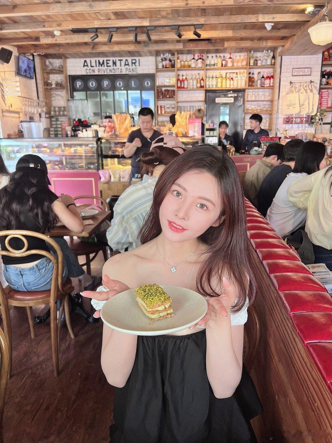 周末愉快😁[彩虹屁][爱慕][锦鲤附体]#周末去哪儿##下午茶# ​​​