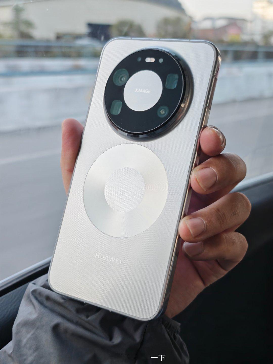 清晨的第一台华为Mate80 Pro Max，手感相比70 Pro＋要轻不少，但