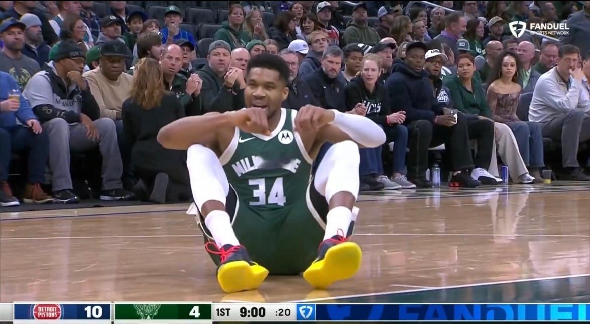 今晚雄鹿在对阵活塞的比赛中开局不利，扬尼斯·阿德托昆博在比赛初期遭遇右小腿拉伤。