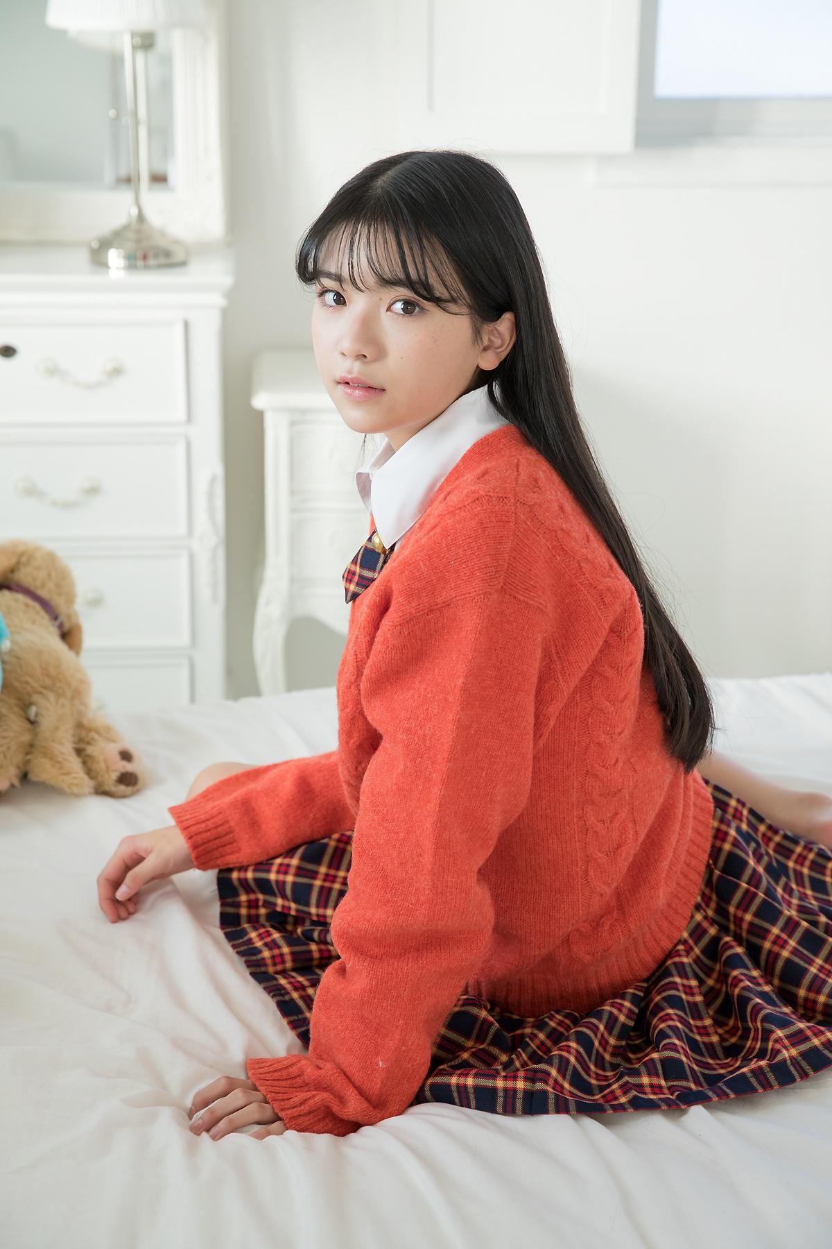 少女心满满，温暖舒适的居家氛围，橙色的毛衣搭配格子裙，可爱又时尚。
日系摄影分享