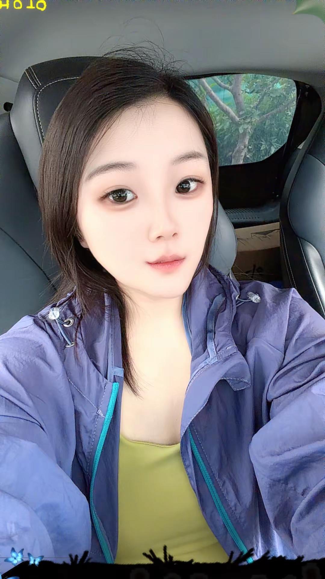 不就是年纪大点，胖点，还能怎样？谁加个美颜还不是美女了，哼…………