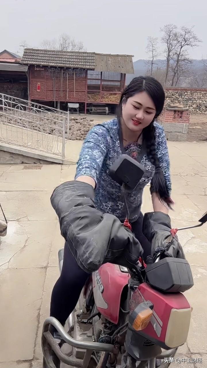 在农村，女孩骑摩托确实是一道独特风景。在农村，摩托是常见交通工具，女孩骑上它穿梭