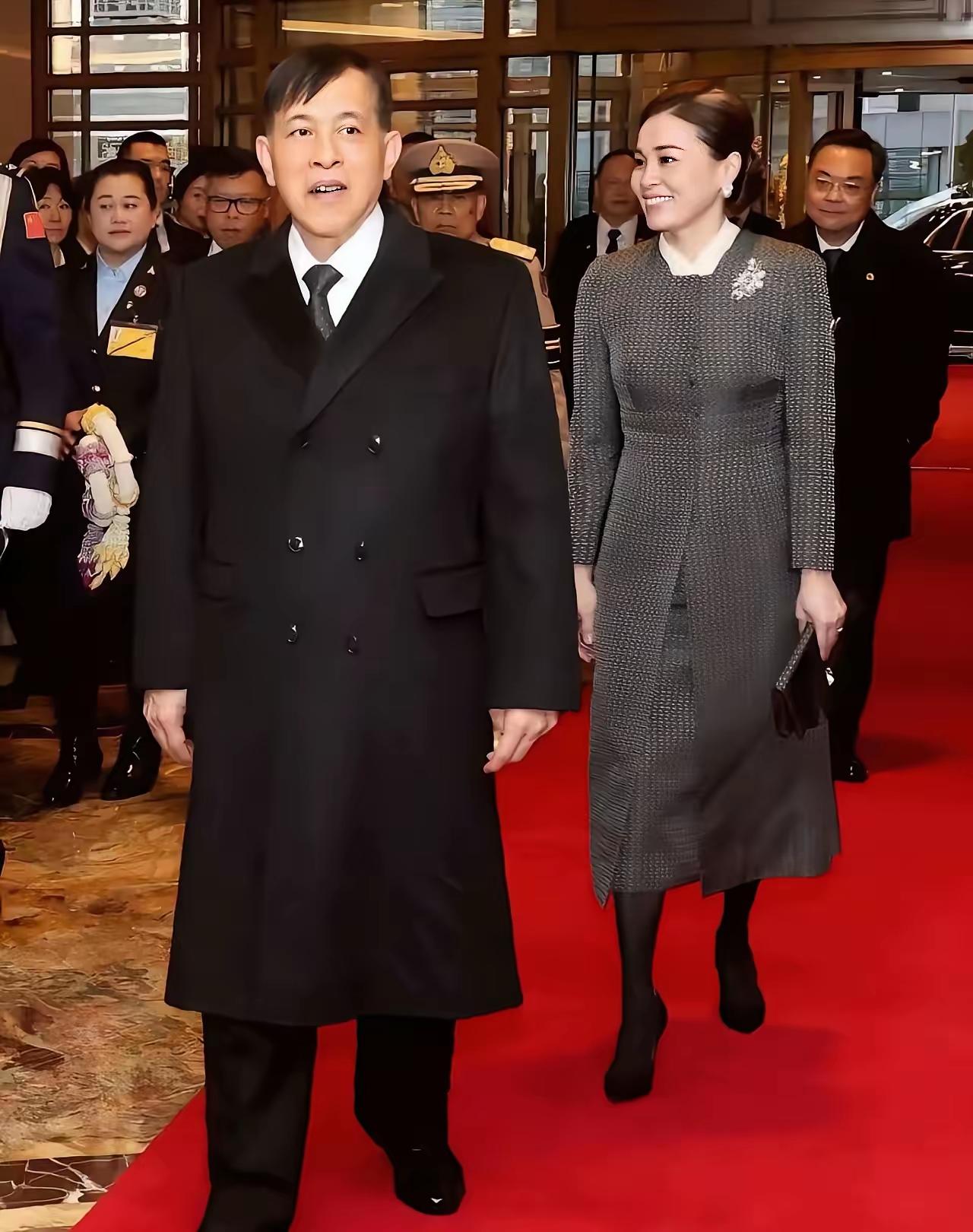 中泰一家亲再升级！国王王后访华，这些丰硕成果惠及两国百姓
 
泰国国王哇集拉隆功